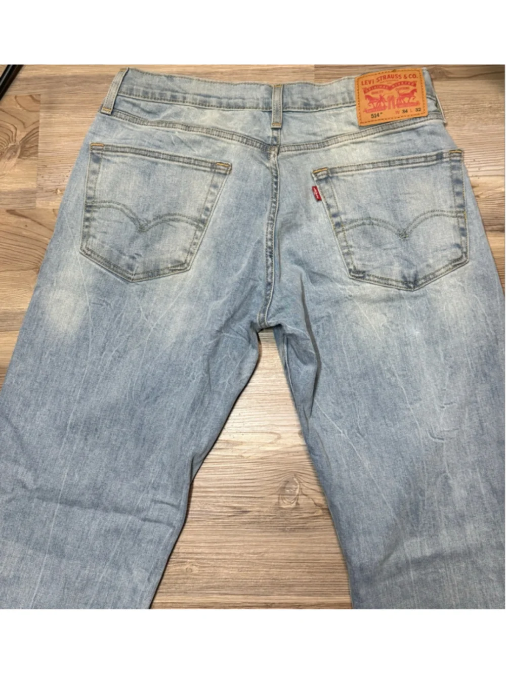 Like new Men's Levi's 514 Straight Leg Jeans Light Wash Blue Size 34x32